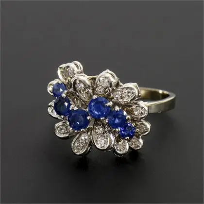 Moderner Ring mit blauen Farbsteinen, wohl Saphiren, und Diamanten