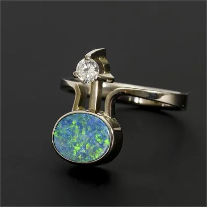 Ring mit Opaldoublette und Brillant