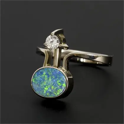 Ring mit Opaldoublette und Brillant