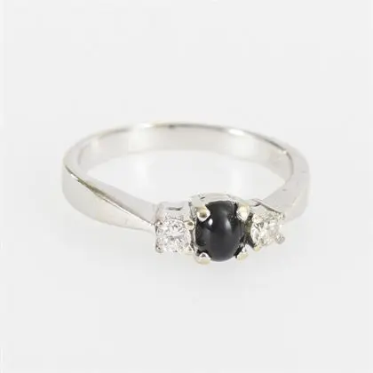 Ring mit blauem Farbstein-Cabochon, wohl Saphir, und 2 Brillanten