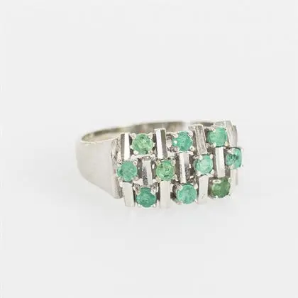 Vintage-Ring mit grünen Farbsteinen, wohl Smaragden