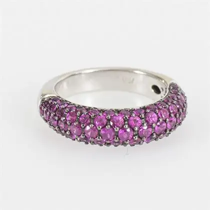 Ring mit pavégefassten roten Farbsteinen, wohl Rubinen