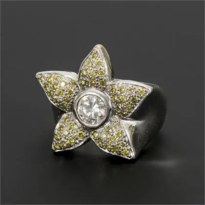 Ring in Form einer Blüte mit reichem Brillantbesatz