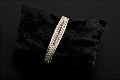 Weißgold-Armband mit roten Farbsteinen, wohl Rubinen