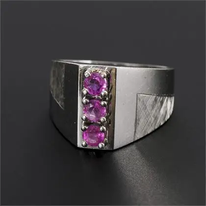 Moderner Ring mit rosa Farbsteinen, wohl Rubinen