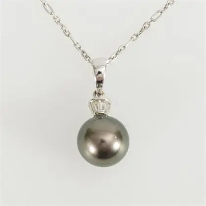 Anhänger mit Diamanten und dunkler Perle an Kette
