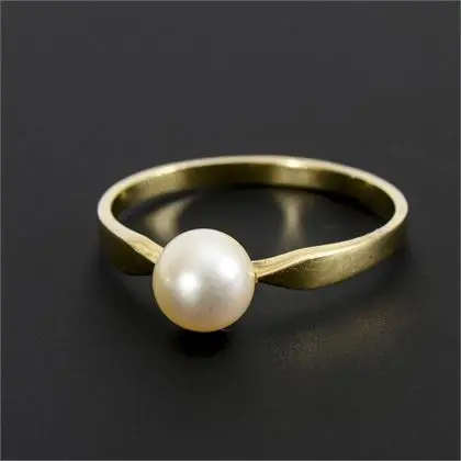 Zarter Ring mit Perle