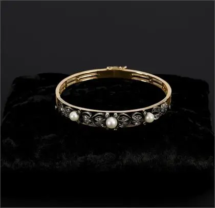Historisierender Armreif mit Diamantsplittern und Perlen