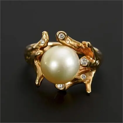 Ring in Korallenform mit Perle