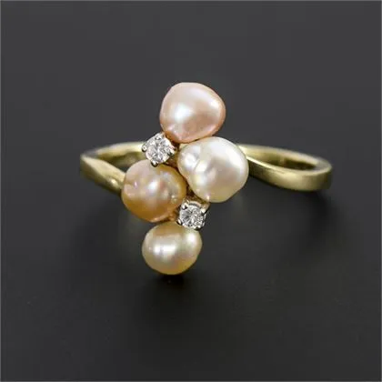 Ring with pearls and small diamonds