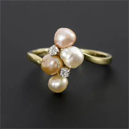 Ring mit Perlen und kleinen Brillanten
