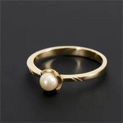 Ring mit kleiner Perle