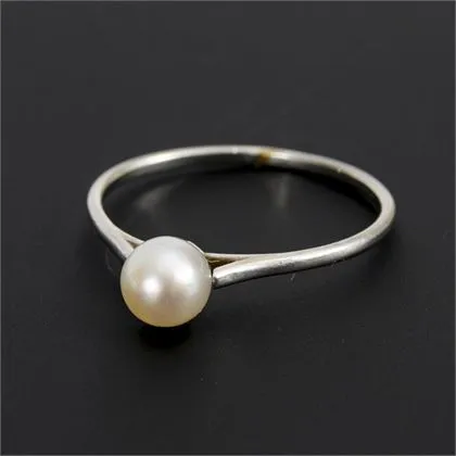 Ring met parel