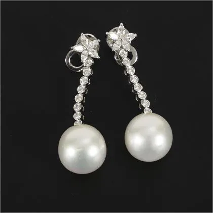 Pendants d'oreilles de qualité avec perles, probablement perles des mers du Sud