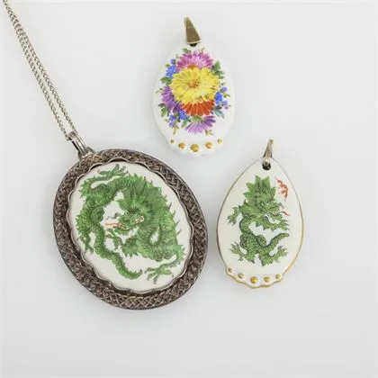 3 pendentifs en porcelaine Meissen. Meissen