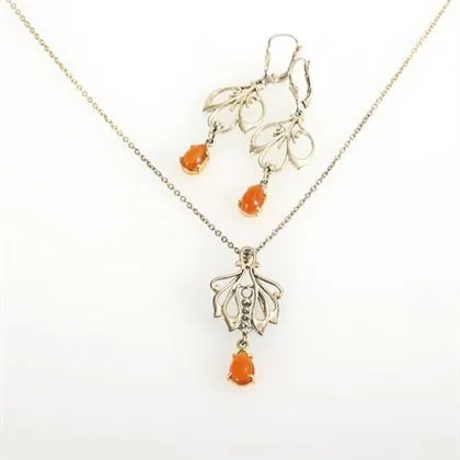 Set met vuuropalen: oorbellen en collier