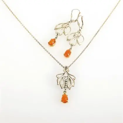 Parure avec opales de feu : boucles d'oreilles et collier