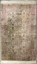 Seiden-Hereke, Chine, 155 x 249 cm – sur soie, très fin noué, fond clair, motif floral, bordure principale à fond rouge, taché