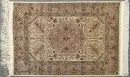 Seiden-Hereke, Turquie, 68 x 96 cm – ancien, sur soie, très fin noué, fond clair, médaillon multicolore, entouré de motifs de vases, bordure principale rose, signé