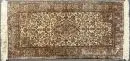 Soie Cachemire, Inde, 47 x 94 cm – fond clair, médaillon multicolore, entouré de motifs floraux, bordure principale marquée