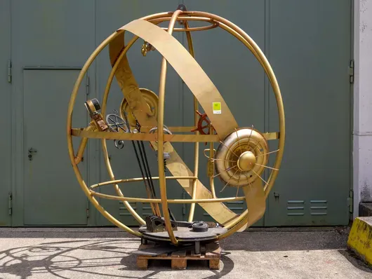 Objet volant spécial C1 machine à remonter le temps style "Alice au pays des merveilles"