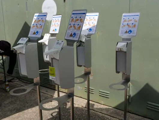 Desinfectiedispenser staand, 1 met schade aan plastic voorzijde