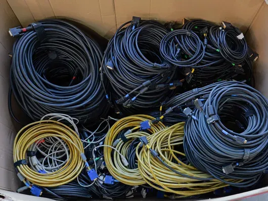 Lot de câbles : DVI, VGA, câbles vidéo plus anciens