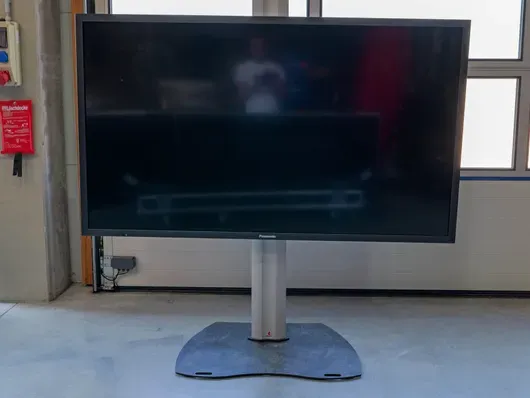Displej 80 palců se stojanem a příslušenstvím