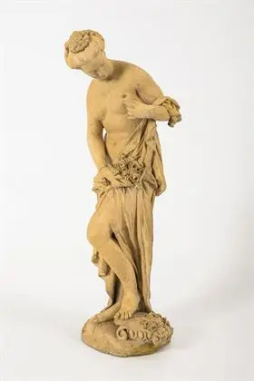 Antiek aandoende vrouwelijke figuur met insect op de borst