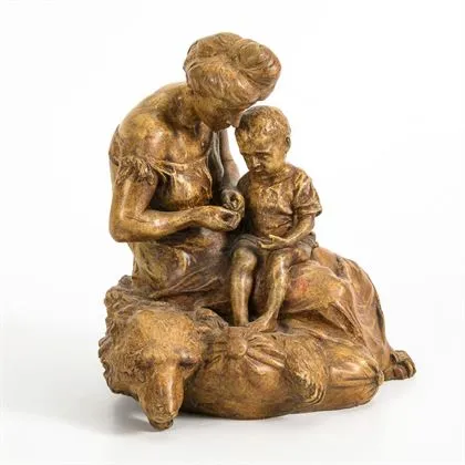 Jugendstil-Terrakotta-Figurengruppe "Mutter und Kind auf einem Bärenfell"