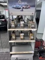 1 торговый стеллаж с 5 литрами моторного масла 0W-20 и 6 литрами моторного масла 0W-30