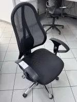 1 otočná židle s područkami