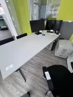 1 stůl, elektricky výškově nastavitelný s pojízdným kontejnerem