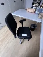 1 Drehstuhl mit Armlehnen