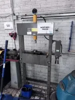 1 presse d'atelier Winntec, 15 t