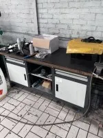 1 werkbank met bankschroef, 4 pneumatische slagschroevendraaiers en accuboormachine