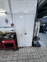 1 armoire à outils métallique avec divers petits outils
