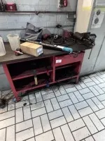 1 werkbank met bankschroef en kleine onderdelen