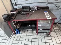 1 werkbank met bankschroef en diverse kleine onderdelen