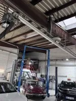 1 uitlaatgasafzuiginstallatie bestaande uit 2 ventilatormotoren, 2 afzuigslangen en 2 glijrails, ca. 10 m lang