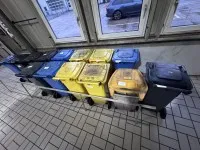 1 поз. пластиковые мусорные контейнеры, 14 шт., разные цвета