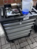 1 gereedschapskar met klein gereedschap