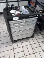 1 gereedschapskar met klein gereedschap