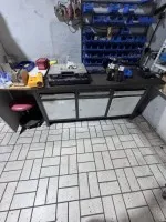1 établi avec divers petits outils et machines à main