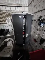 1 kast met diverse handmachines en schoonmaakmiddelen