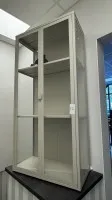 1 witryna z oświetleniem