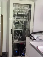 1 szafa serwerowa z panelami krosowymi, router Lancom, switche,