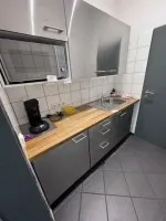 1 Einbauküche, ca. 2 lfd. m mit Kühlschrank, Mikrowelle,