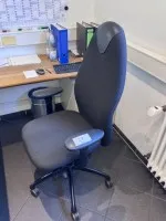 1 Drehstuhl mit Armlehnen