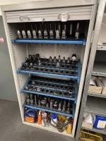 1 инструментальный шкаф на роликах с содержимым, вместимость 132 инструмента